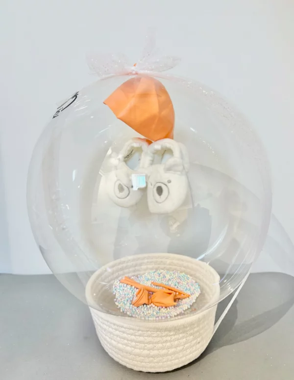 ballon percer dévoilant les chaussons qui pendent dans le ballon