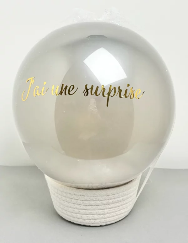 Un ballon Bulle de damne en mariage avec marqué j'ai une surprise